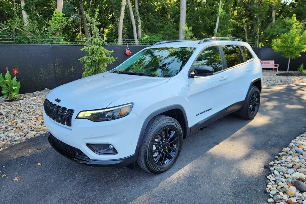 2023 Jeep Cherokee Altitude Lux photo 1