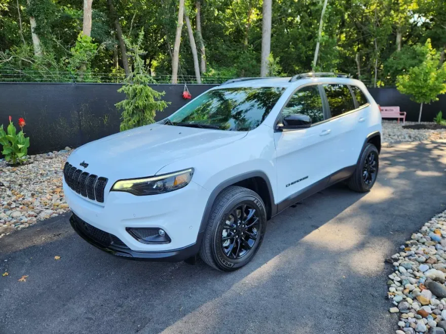2023 Jeep Cherokee Altitude Lux photo 1