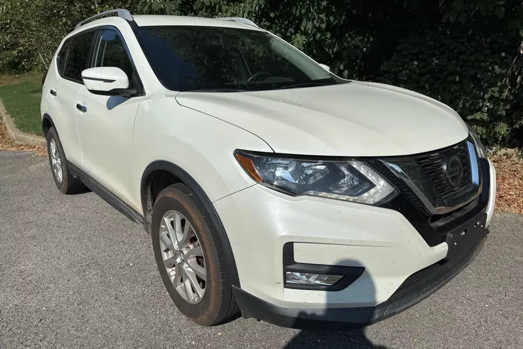 2018 Nissan Rogue SV photo 1