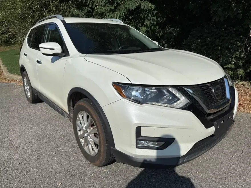 2018 Nissan Rogue SV photo 1