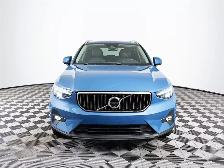 2024 Volvo XC40 Plus photo 1