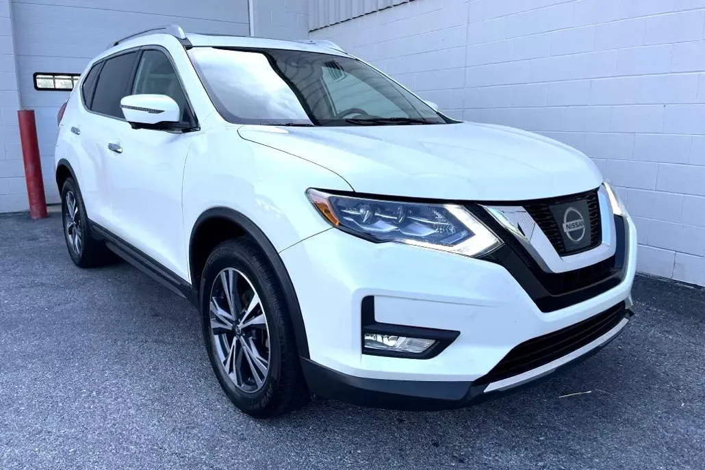 2017 Nissan Rogue SV photo 1