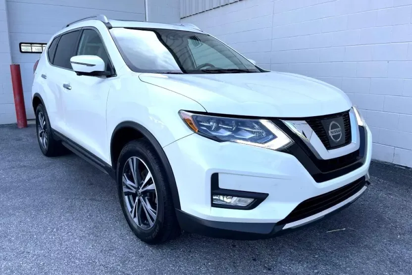 2017 Nissan Rogue SV photo 1