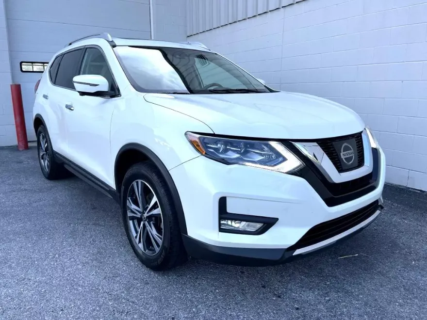 2017 Nissan Rogue SV photo 1