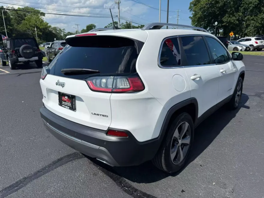2019 Jeep Cherokee Limited Sport photo 1