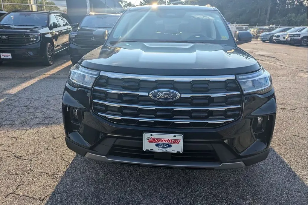 2025 Ford Explorer photo 1