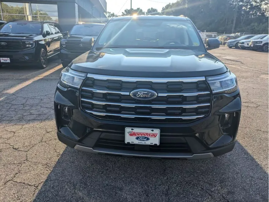 2025 Ford Explorer photo 1