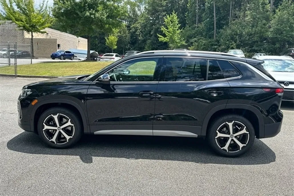 2025 Volkswagen Tiguan SE photo 1