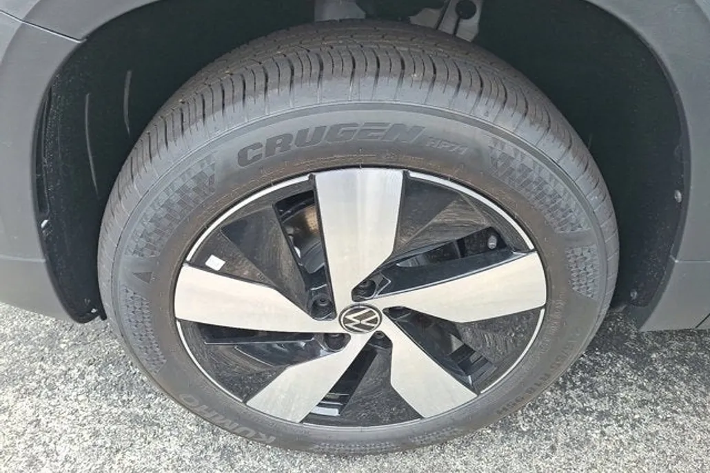 2025 Volkswagen Taos S photo 1