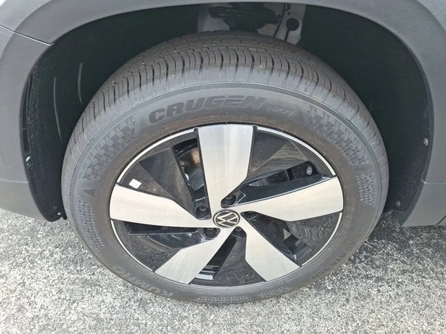 2025 Volkswagen Taos S photo 1