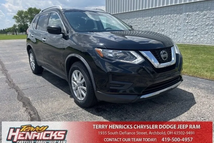 2018 Nissan Rogue SV photo 1