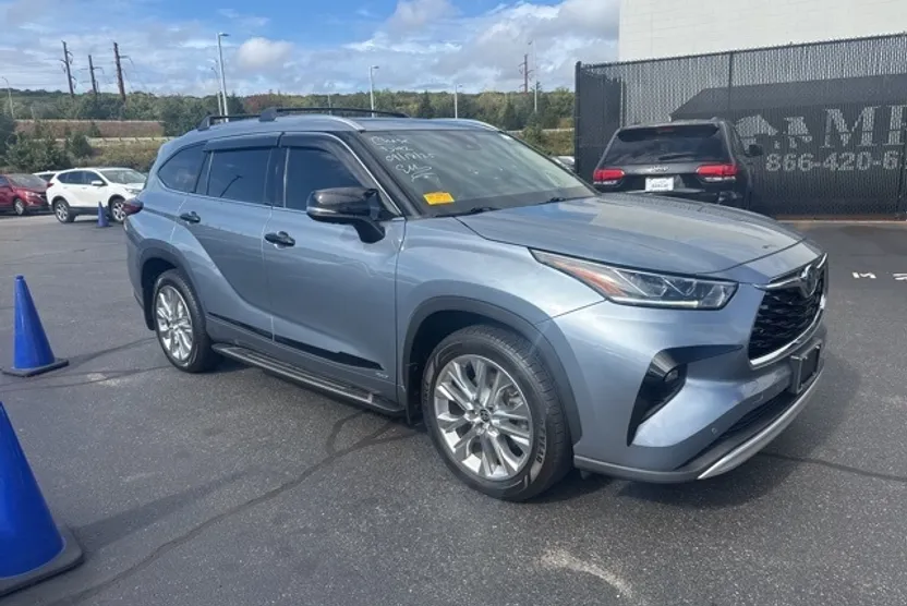 2022 Toyota Highlander Hybrid Limited photo 1