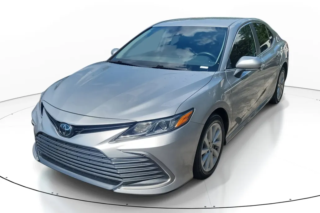 2023 Toyota Camry LE photo 1