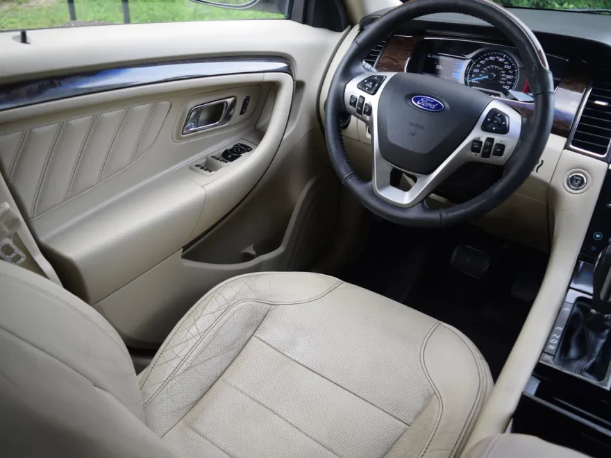 2016 Ford Taurus Limited photo 1