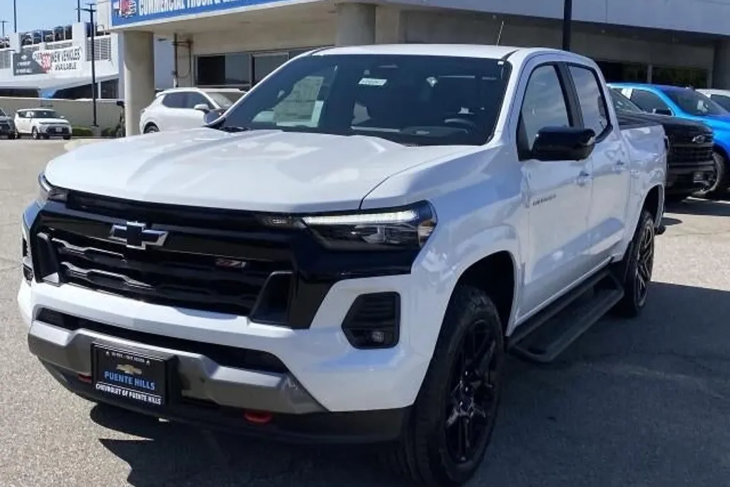 2025 Chevrolet Colorado Z71 photo 1
