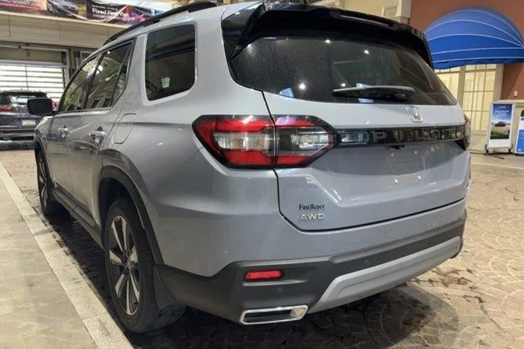 2023 Honda Pilot Touring photo 1