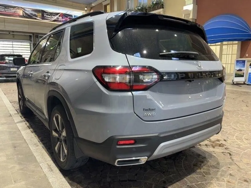 2023 Honda Pilot Touring photo 1