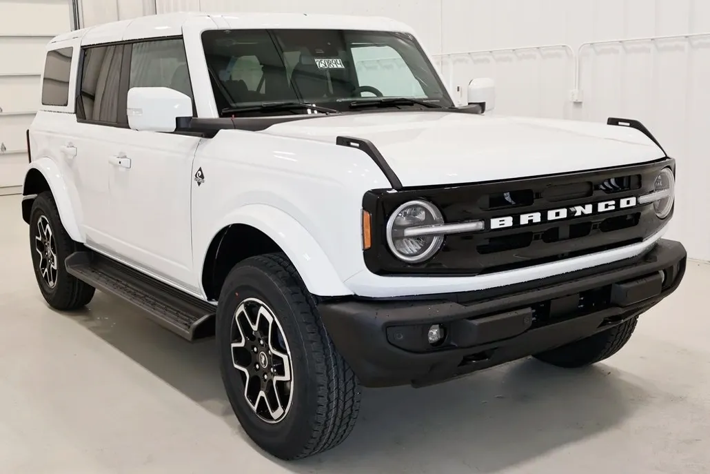 2025 Ford Bronco Outer Banks photo 1