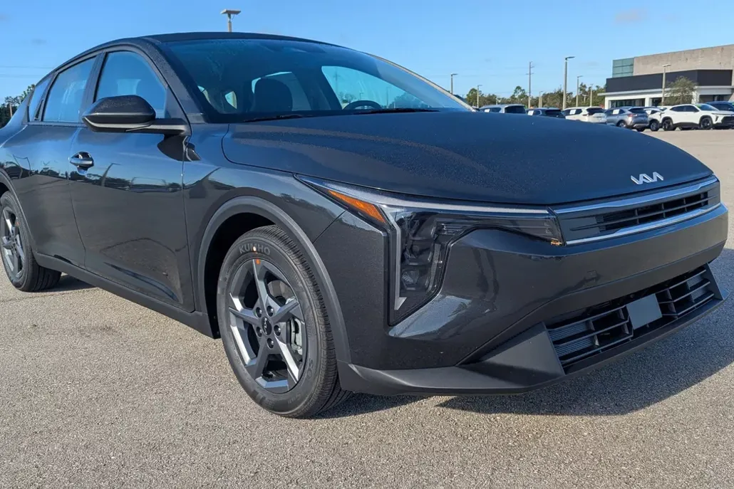 2025 Kia K4 LXS photo 1