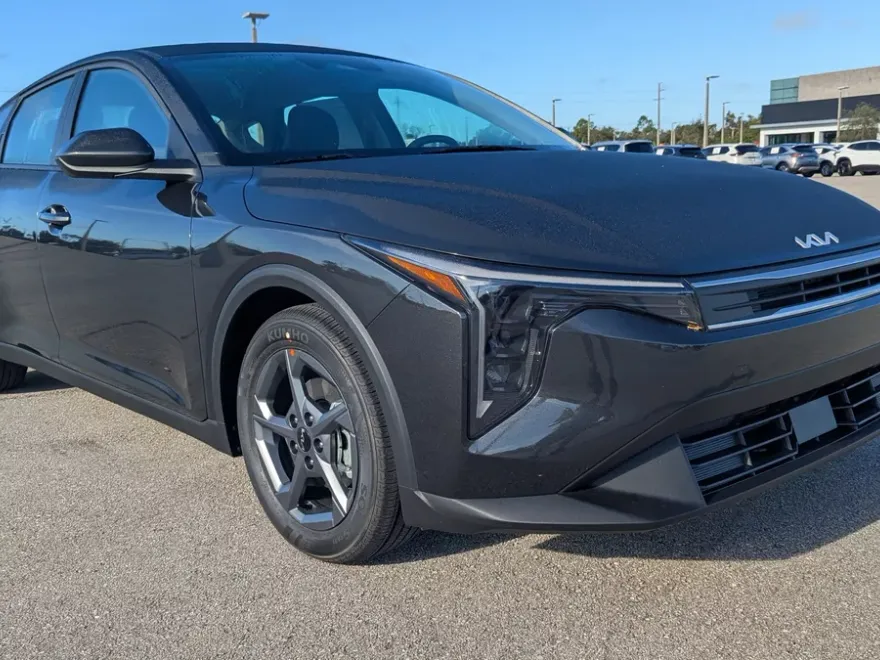 2025 Kia K4 LXS photo 1
