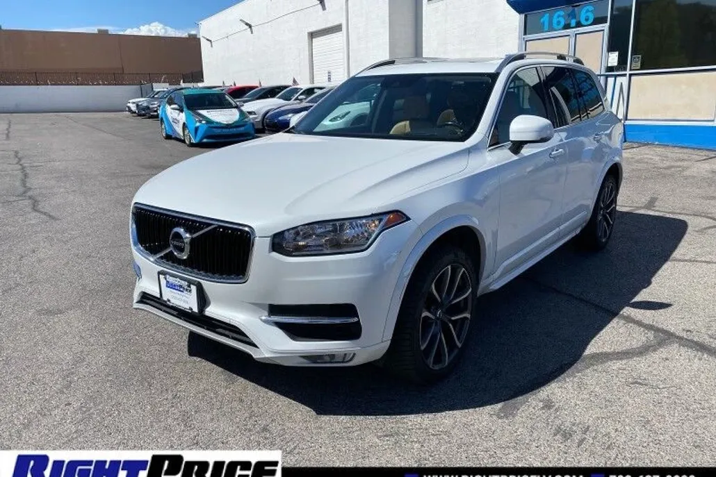 2016 Volvo XC90 T6 Momentum photo 1