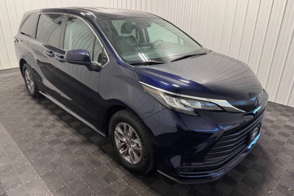 2023 Toyota Sienna LE photo 1