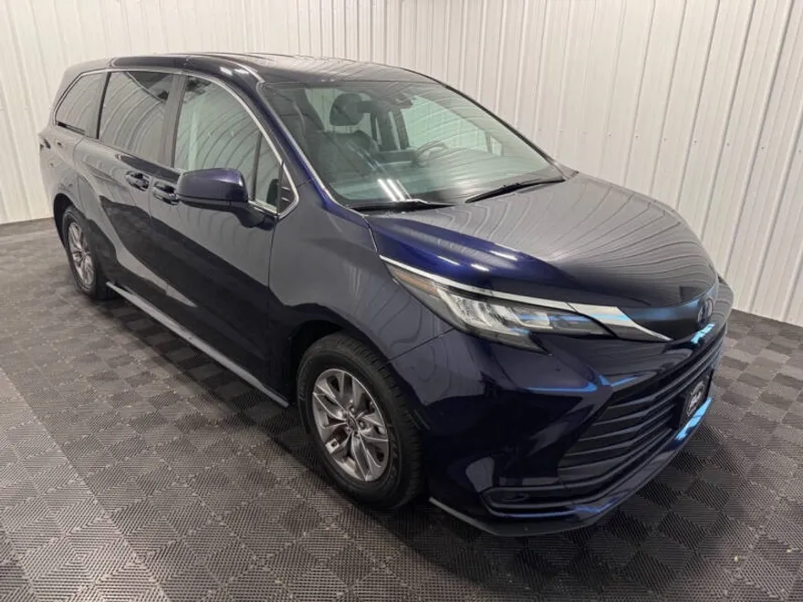 2023 Toyota Sienna LE photo 1