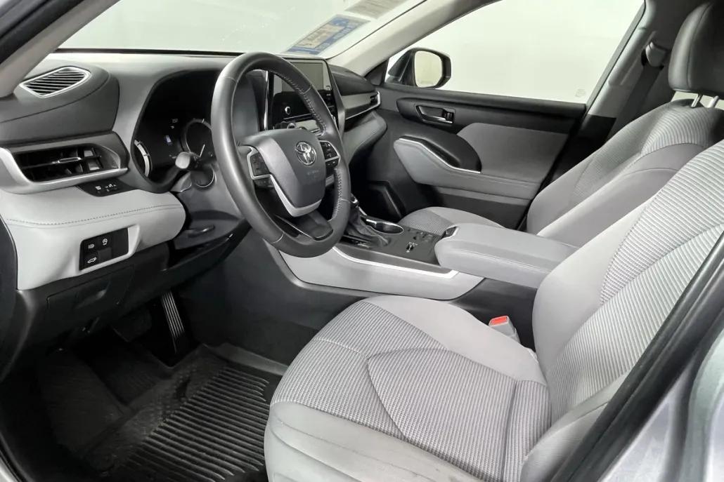 2024 Toyota Highlander LE photo 1