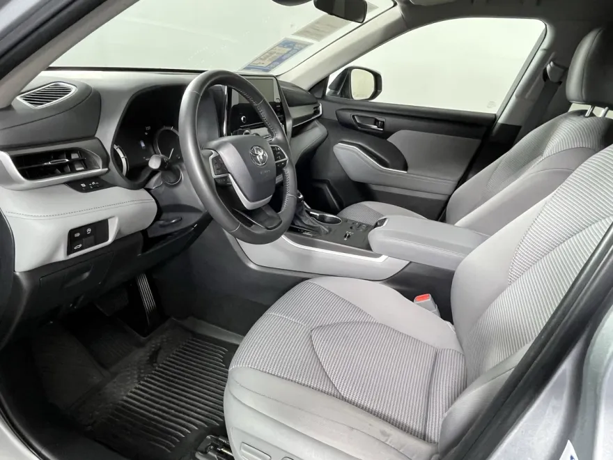 2024 Toyota Highlander LE photo 1