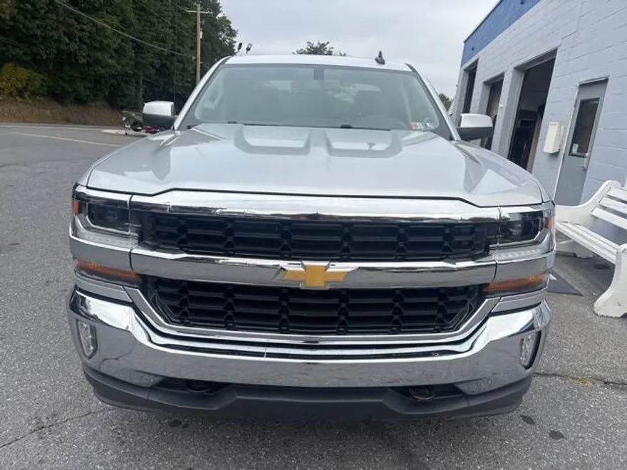 2017 Chevrolet Silverado 1500 LT photo 1