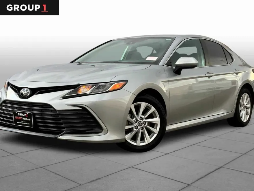 2022 Toyota Camry LE photo 1