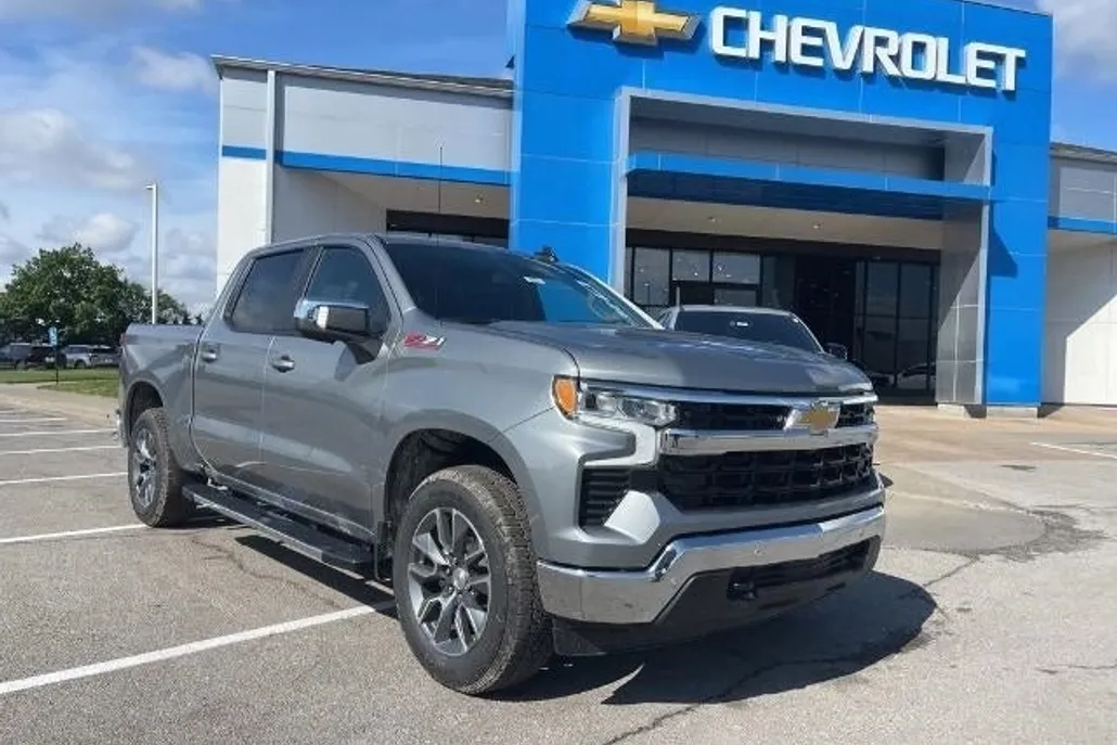 2025 Chevrolet Silverado 1500 LT photo 1