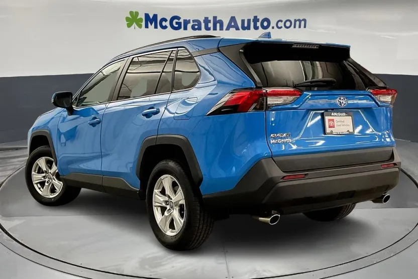 2021 Toyota RAV4 XLE photo 1