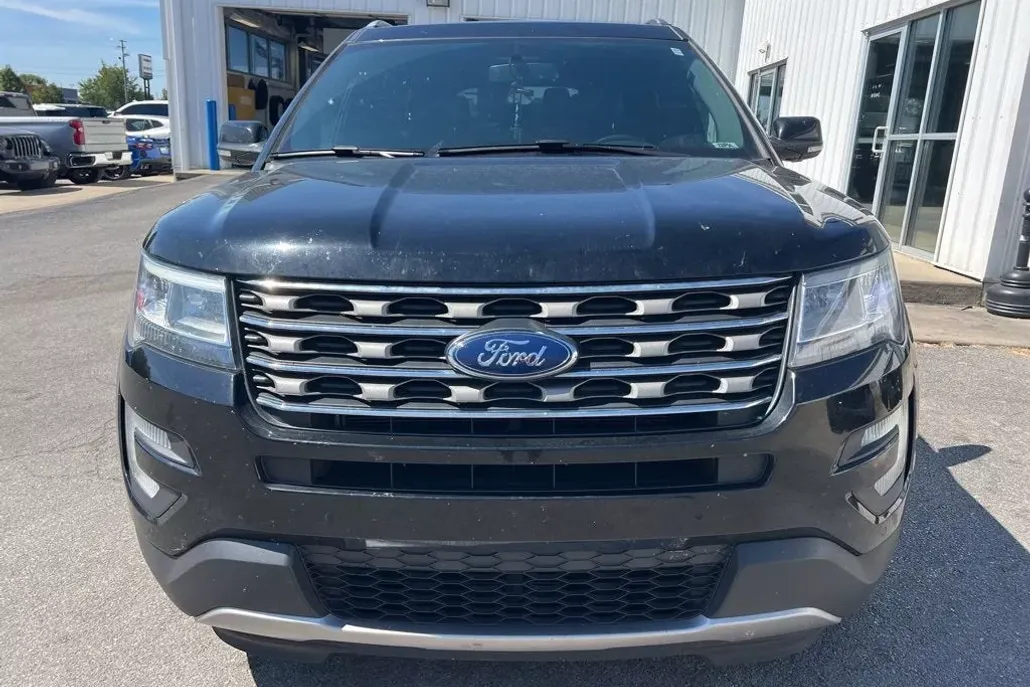 2017 Ford Explorer XLT photo 1