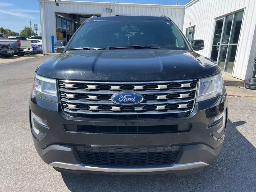 2017 Ford Explorer XLT photo 1