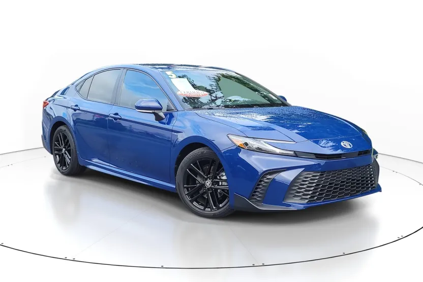 2025 Toyota Camry SE photo 1