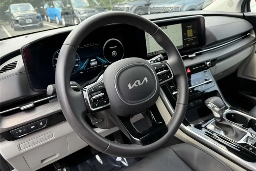 2024 Kia Carnival SX photo 1