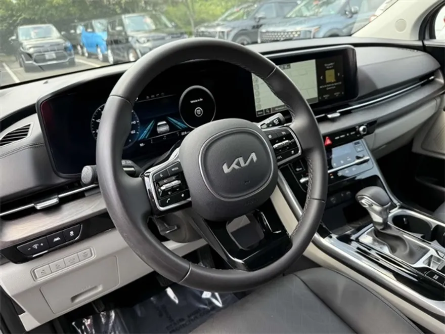 2024 Kia Carnival SX photo 1