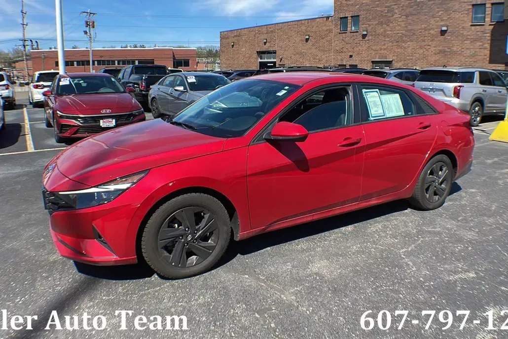 2022 Hyundai Elantra SEL photo 1