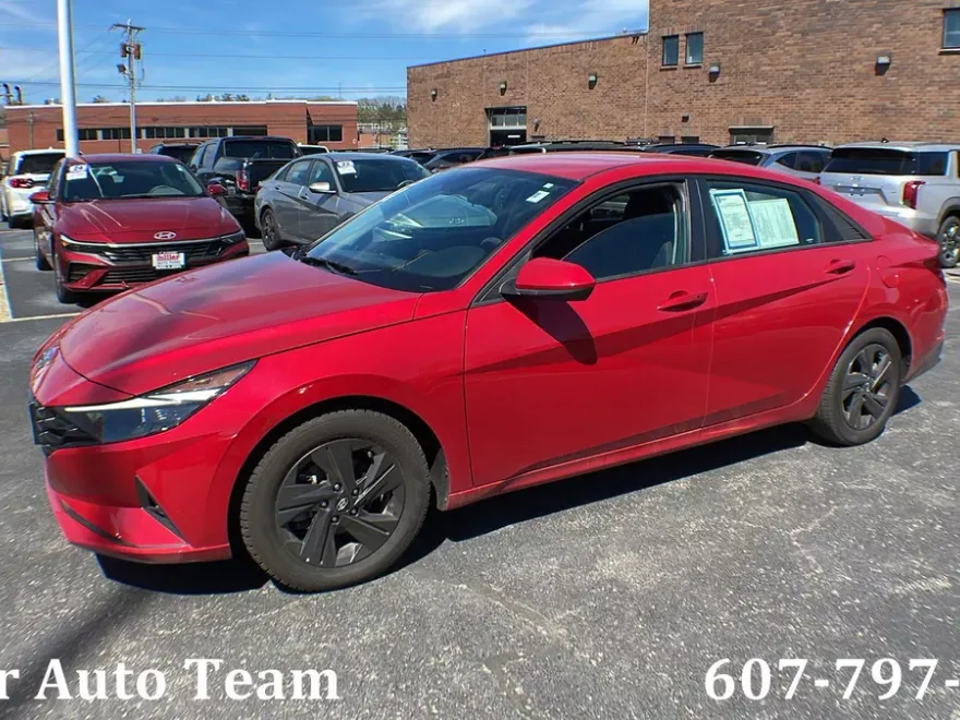 2022 Hyundai Elantra SEL photo 1