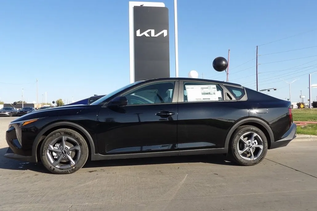 2025 Kia K4 LXS photo 1