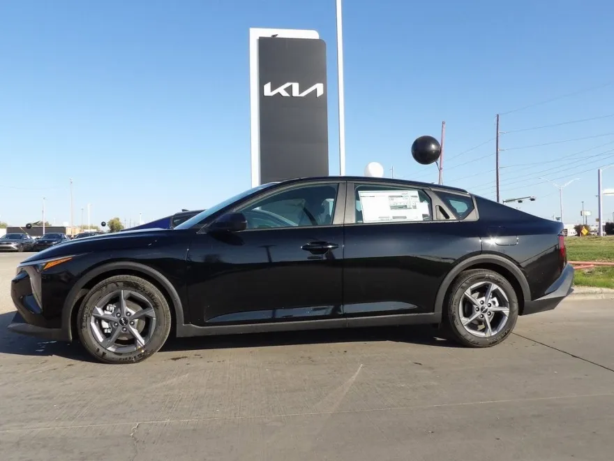 2025 Kia K4 LXS photo 1