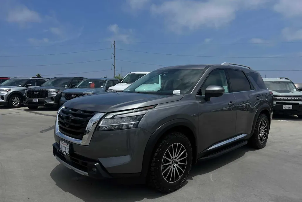 2022 Nissan Pathfinder Platinum photo 1