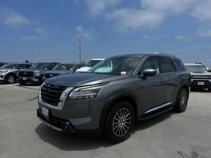 2022 Nissan Pathfinder Platinum photo 1
