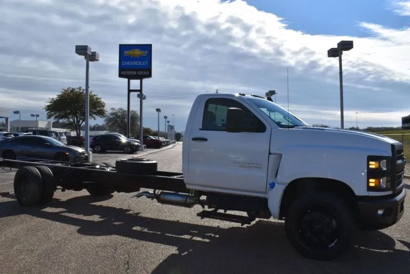 2023 Chevrolet Silverado 6500HD Work Truck photo 1
