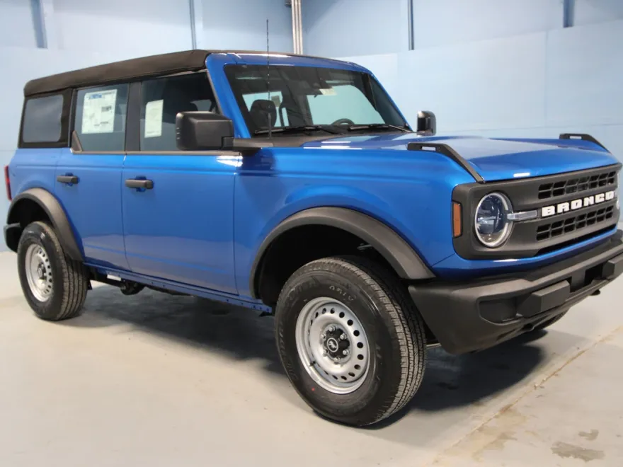 2025 Ford Bronco Base photo 1