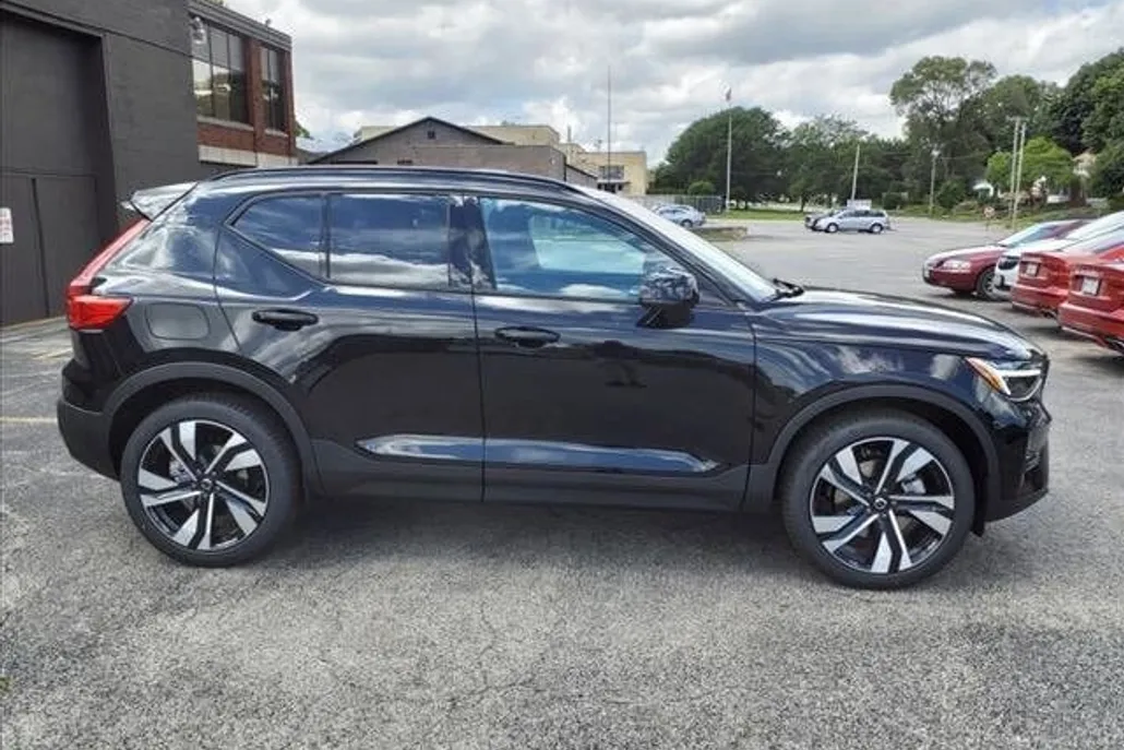 2025 Volvo XC40 Plus photo 1