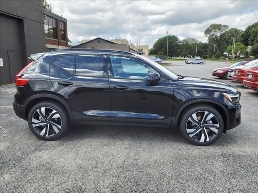 2025 Volvo XC40 Plus photo 1