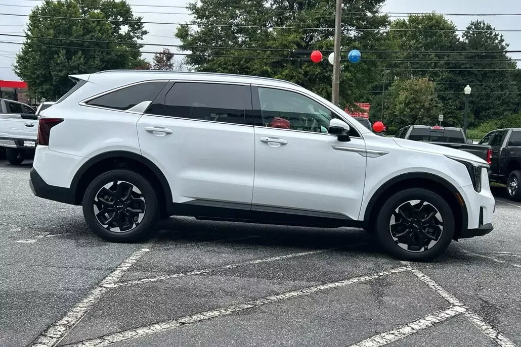 2024 Kia Sorento S photo 1