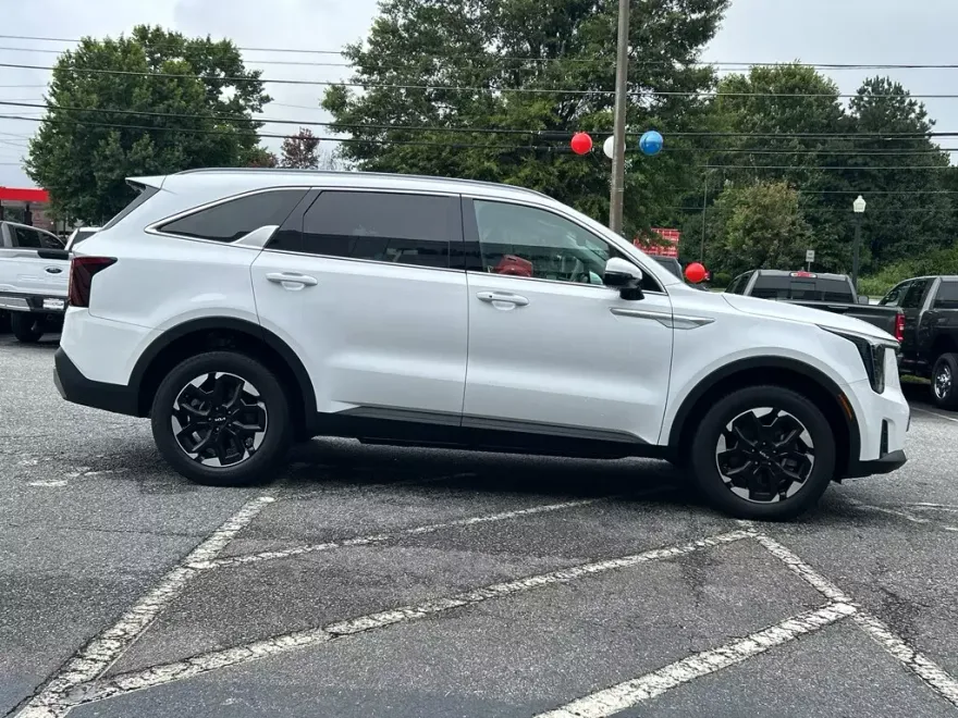 2024 Kia Sorento S photo 1